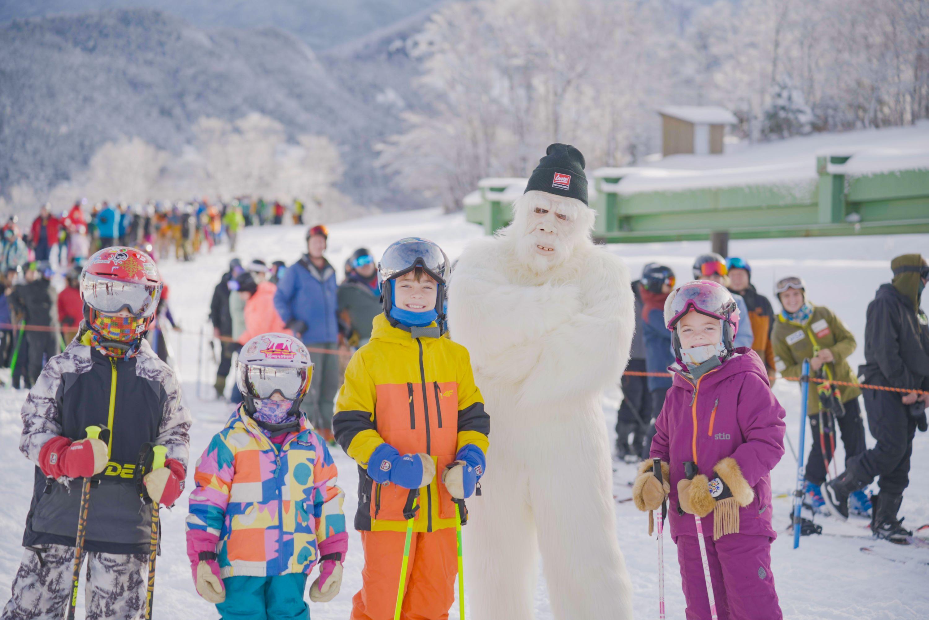 Kids pose w/ yeti on opening day. Peabody and crowd in the background