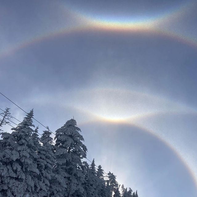 The ice halos this morning were spectacular! Who was at the mountain a few years back the last time this happened?

Snowmaking continues whenever temps allow and we can’t wait to see you up here soon! Stay tuned to the Mountain Report on Cannonmt.com later this week for the latest on Opening Weekend plans.

#icehalo 
#naturalphenomenon 
#cannonmountain
#franconianotch 
#winterishere