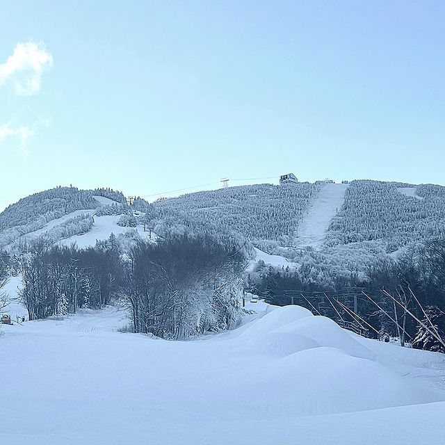 The calm before the storm..
Snow arrives tonight and will continue through the weekend with predictions in the 12”+ range. Snowmaking also continues in the Tuckerbrook Area and we hope to have beginner terrain soon. Stay tuned to the Mountain Report for details! Link in bio. 

#skinh #nhsnow #snowdance #cannonmountain #cannonismine