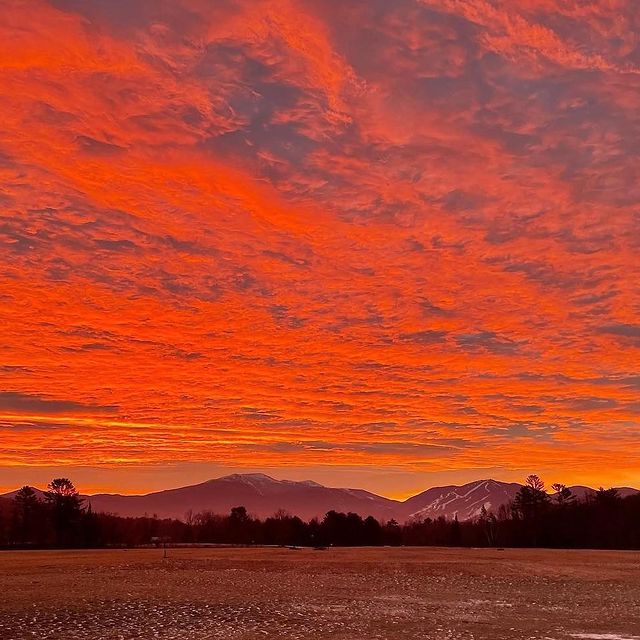Our friends just down the road @ironfurnacebrewing shared this stunning shot of sunrise over Mt. Lafayette and Cannon this morning. Taken from Ski Hearth Farm just outside the town of Franconia. 

#sunrise #alpenglow #mountaintown #goodmorning #cannonmountain