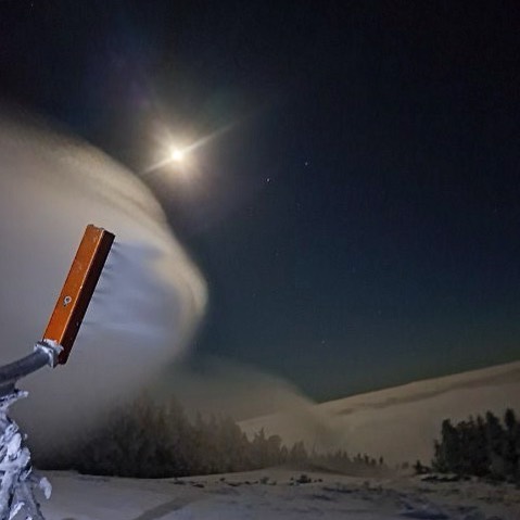 Sweet capture from JV on the night shift last night across the top of Profile. Our small but super dedicated crew is lighting up as much as possible to get you more terrain. We could have Taft Slalom and Upper Ravine very soon!
#hkdsnowmakers 
#cannonismine 
#cannonmountain
#skinh 
#nhstateparks
#cannonsnowmaking