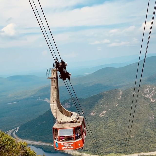 Was a lovely day for a ride up the Tram. Saturday looks like another good one! Reserve your tickets ahead of time and we’ll save a spot for ya! 
@skinewhampshire 
#aerialtramway 
#franconianotch 
#getoutside 
#whitemountains